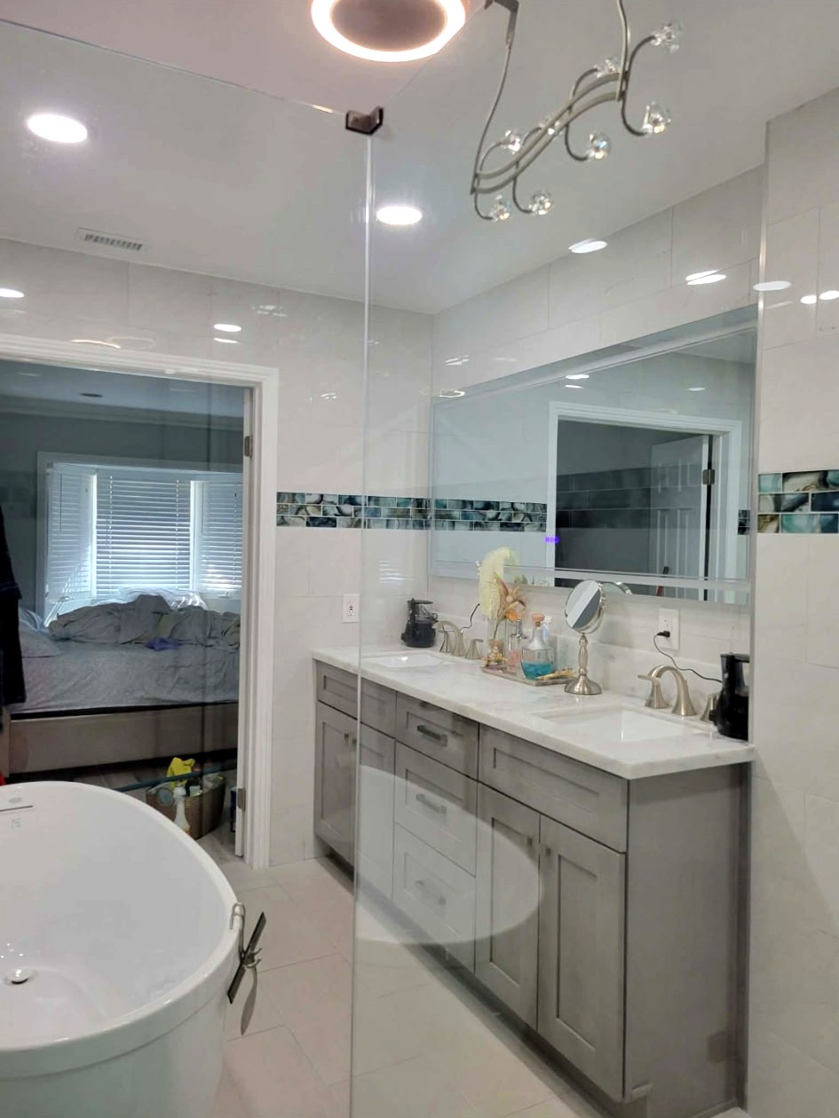Modern bathroom overview after Lesdy's cleaning service
