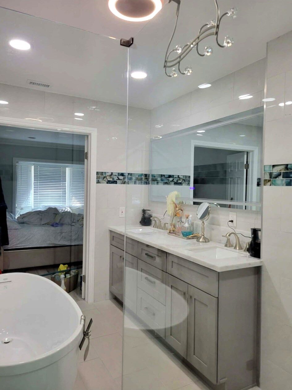 Modern bathroom overview after Lesdy's cleaning service